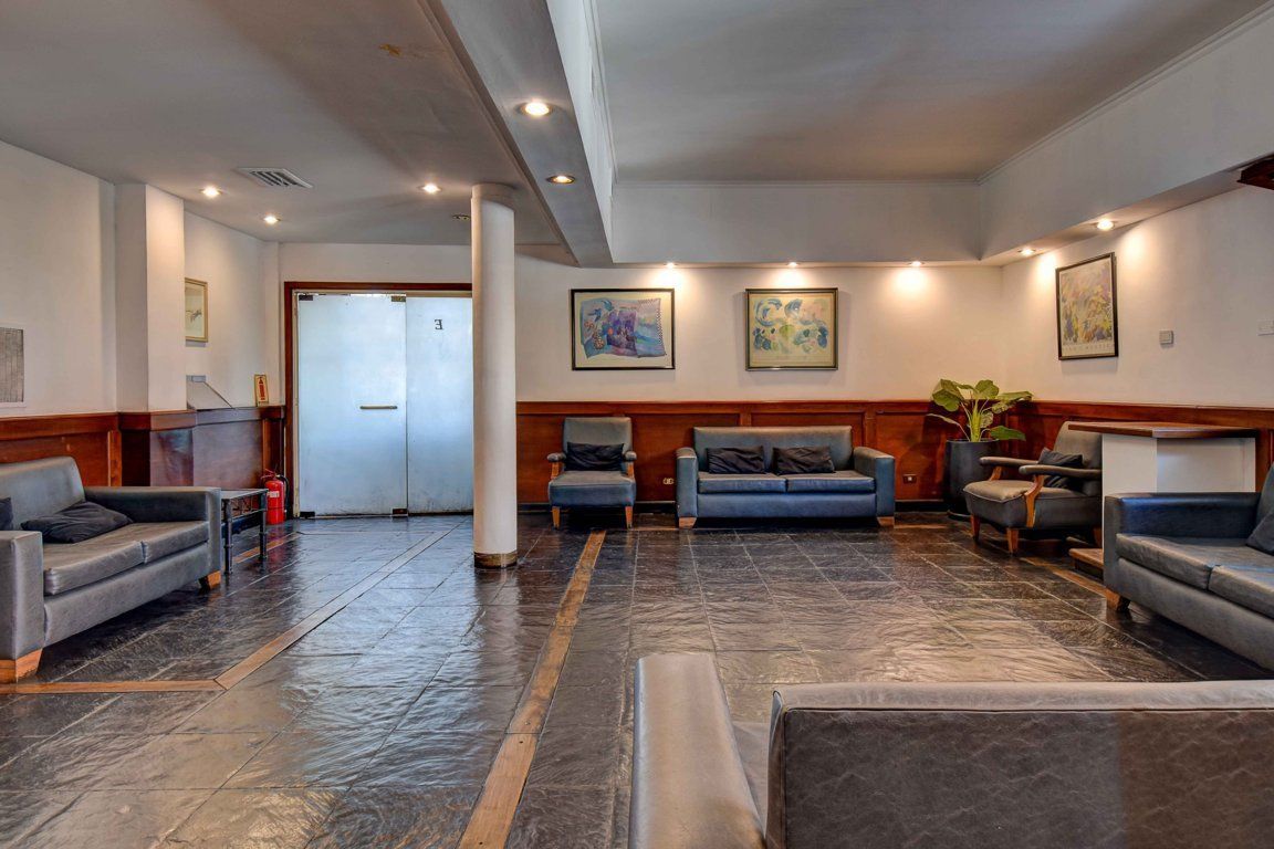 Una sala de estar llena de muebles y un sofá.