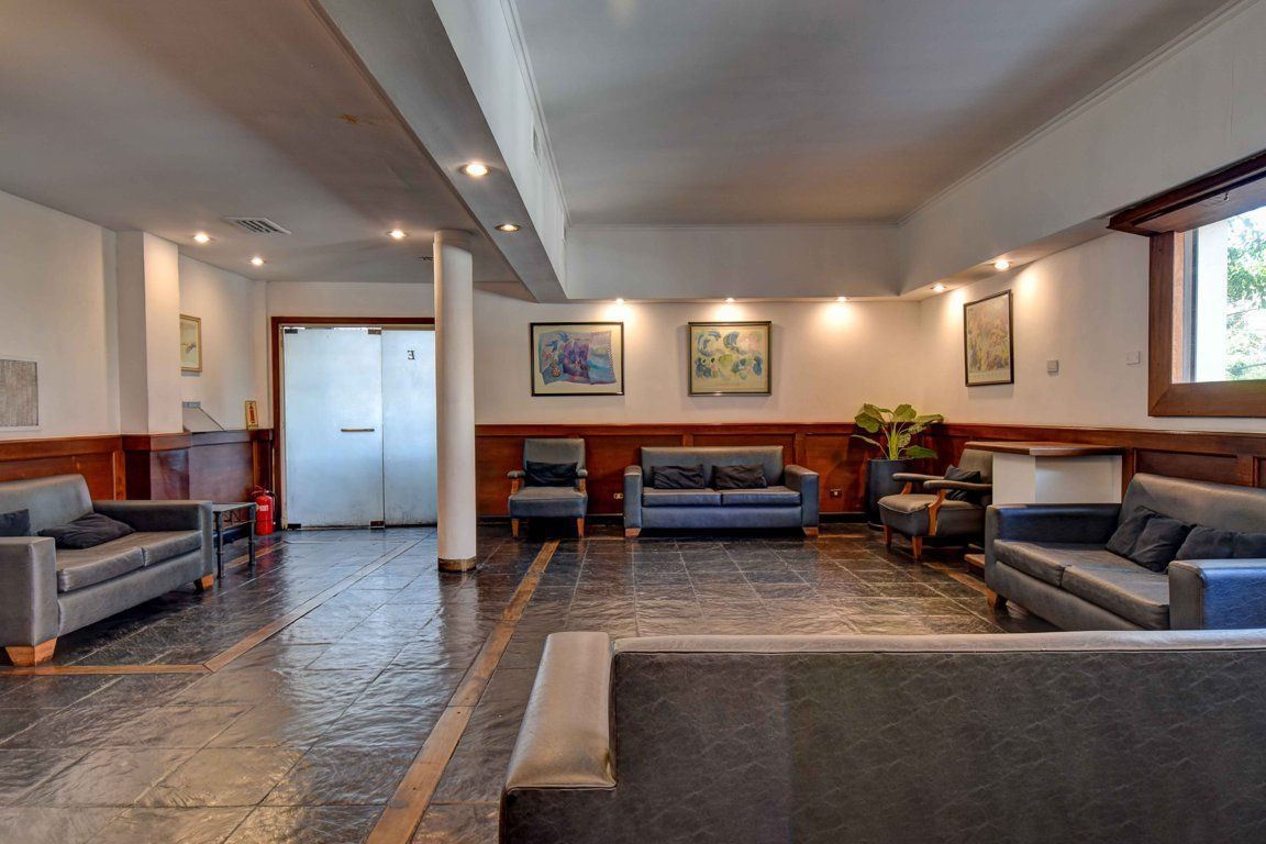 Una sala de estar llena de muebles y una ventana.
