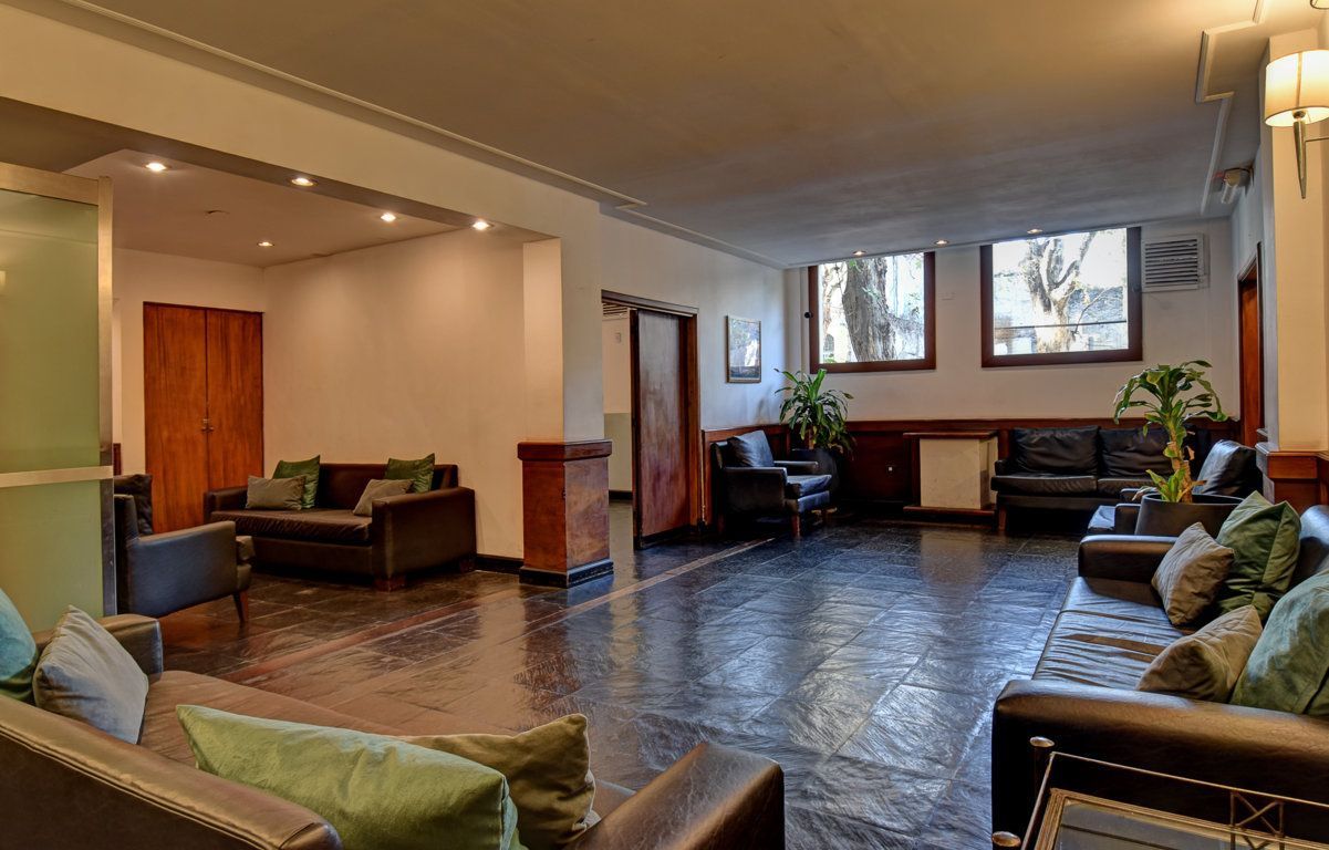 Una sala de estar llena de muebles y un sofá.