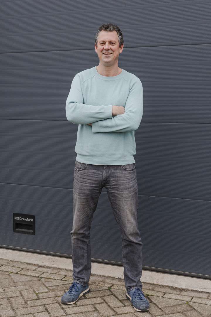 Een huis met veel ramen en zonnepanelen op het dak.