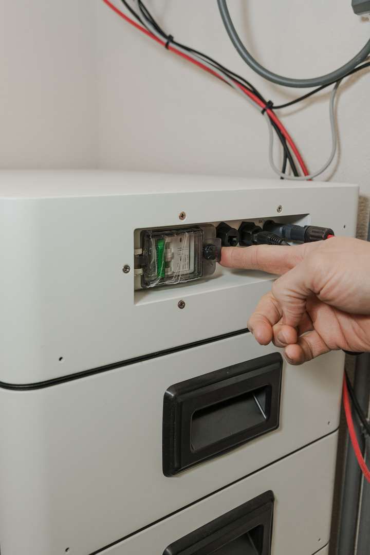 Een man in pak houdt een gloeiende batterij in zijn handen.
