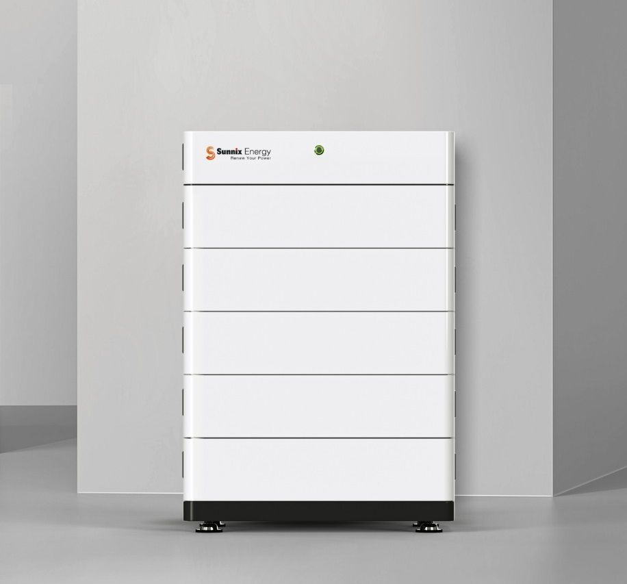 Een Sunnix batterij staat in een kamer naast een muur.