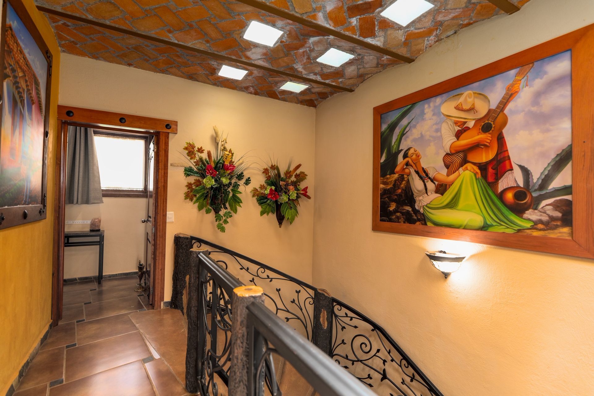 Una escalera con una pintura de un hombre tocando una guitarra en la pared.