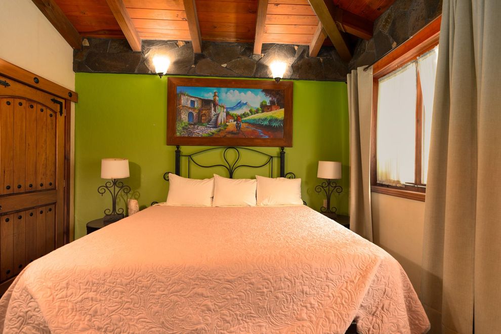 Un dormitorio con una cama grande y un cuadro en la pared.