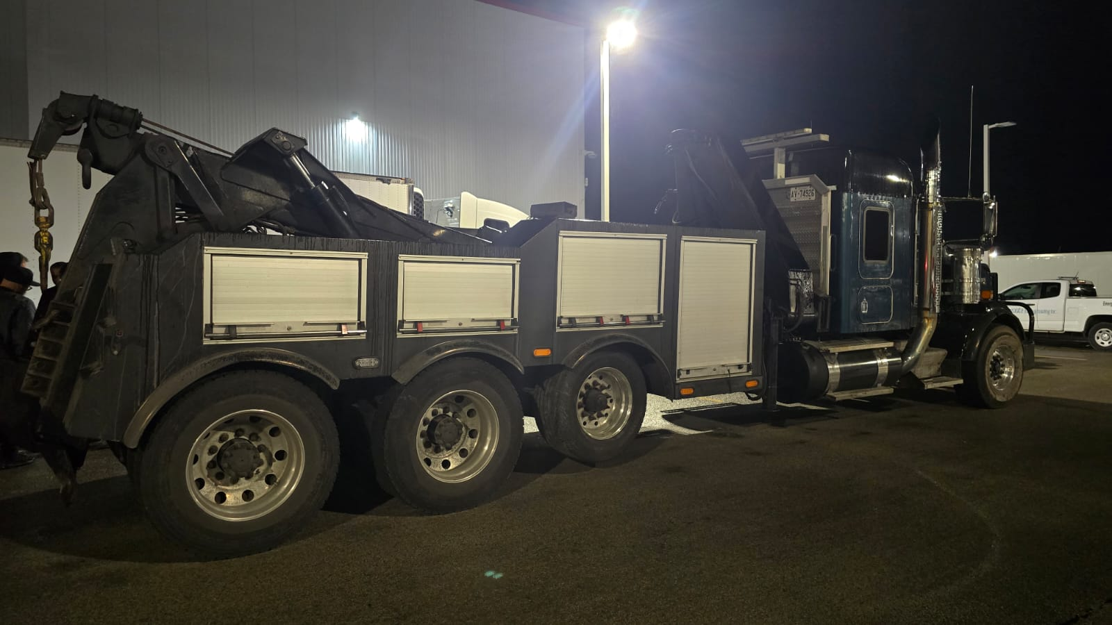 Order your tow truck in Jordan here today! heavy duty tow truck