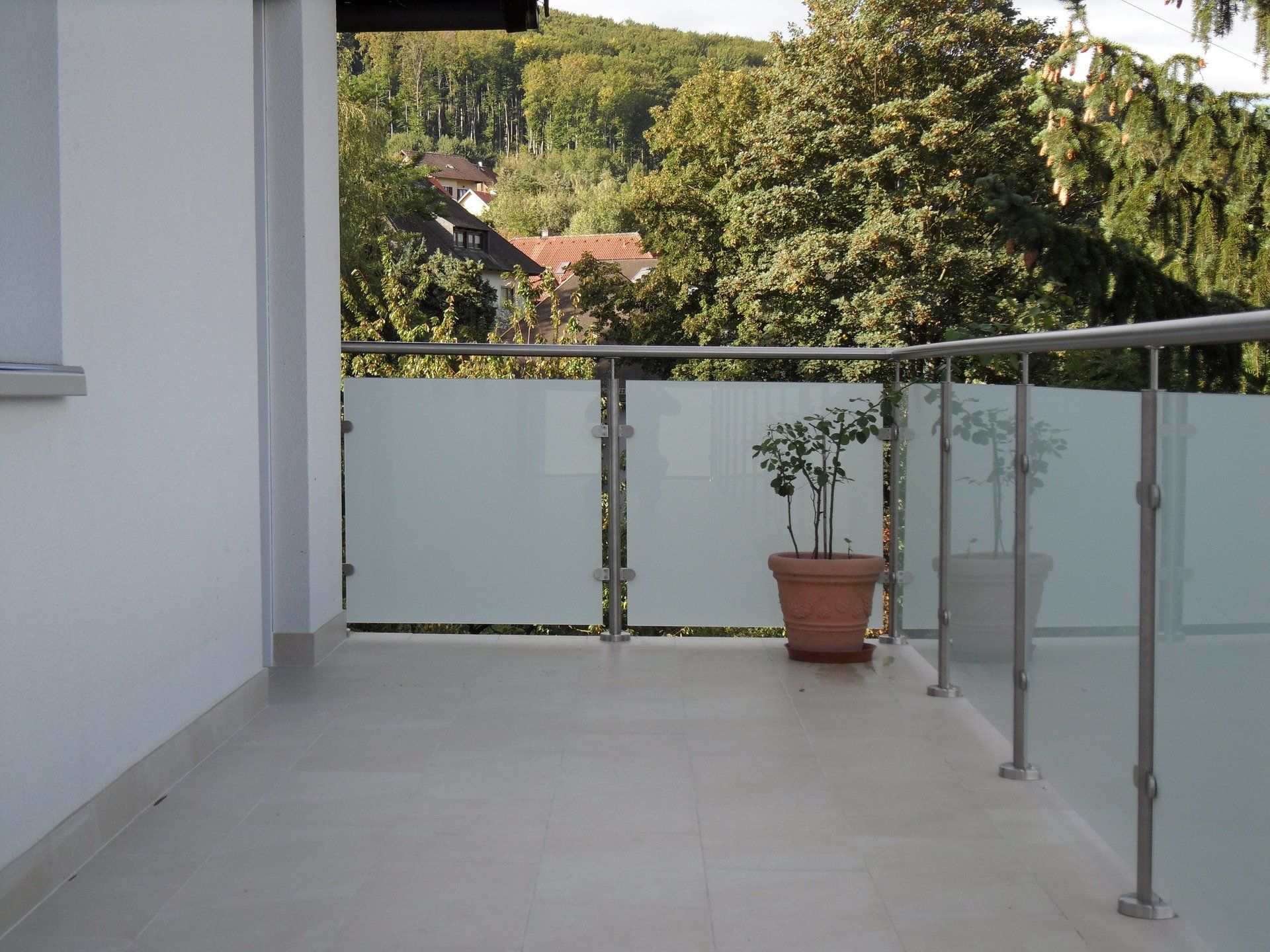 Ein Balkon mit einer Topfpflanze darauf