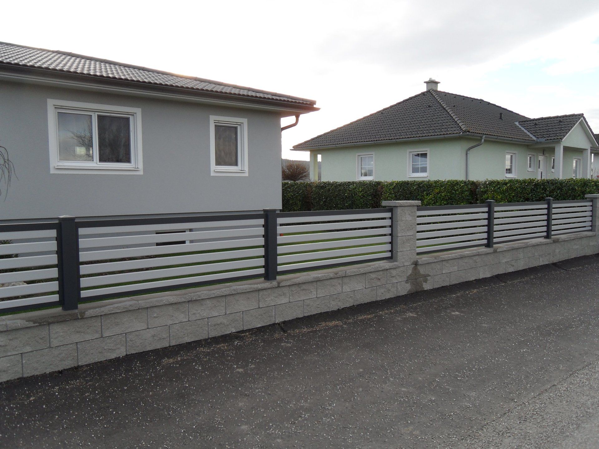 Ein Haus mit einem Zaun davor