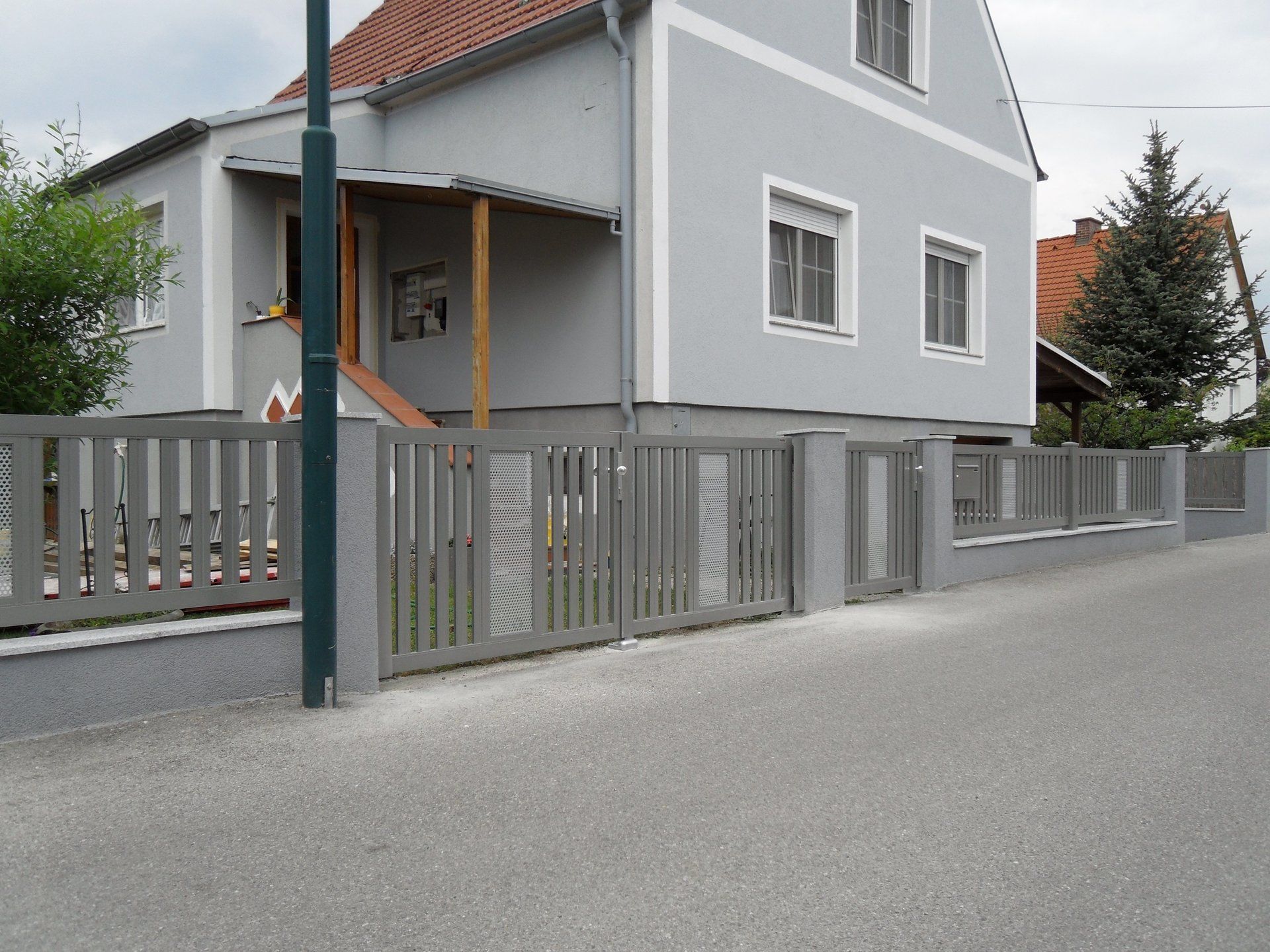 Ein Haus mit einem Zaun davor