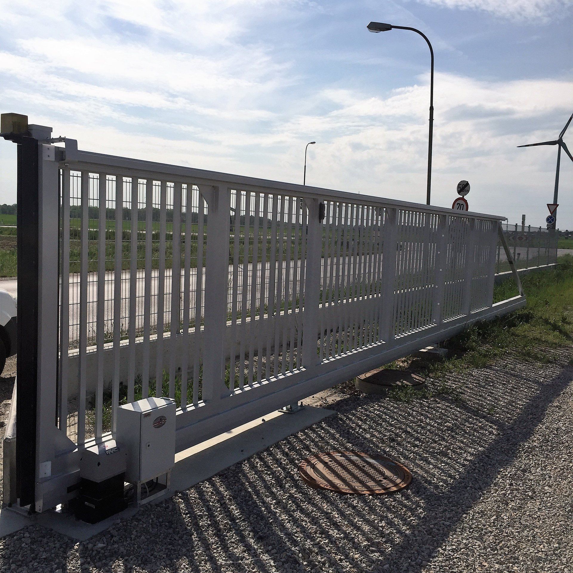 Ein weißer Zaun mit dem Wort „Sliding“ darauf