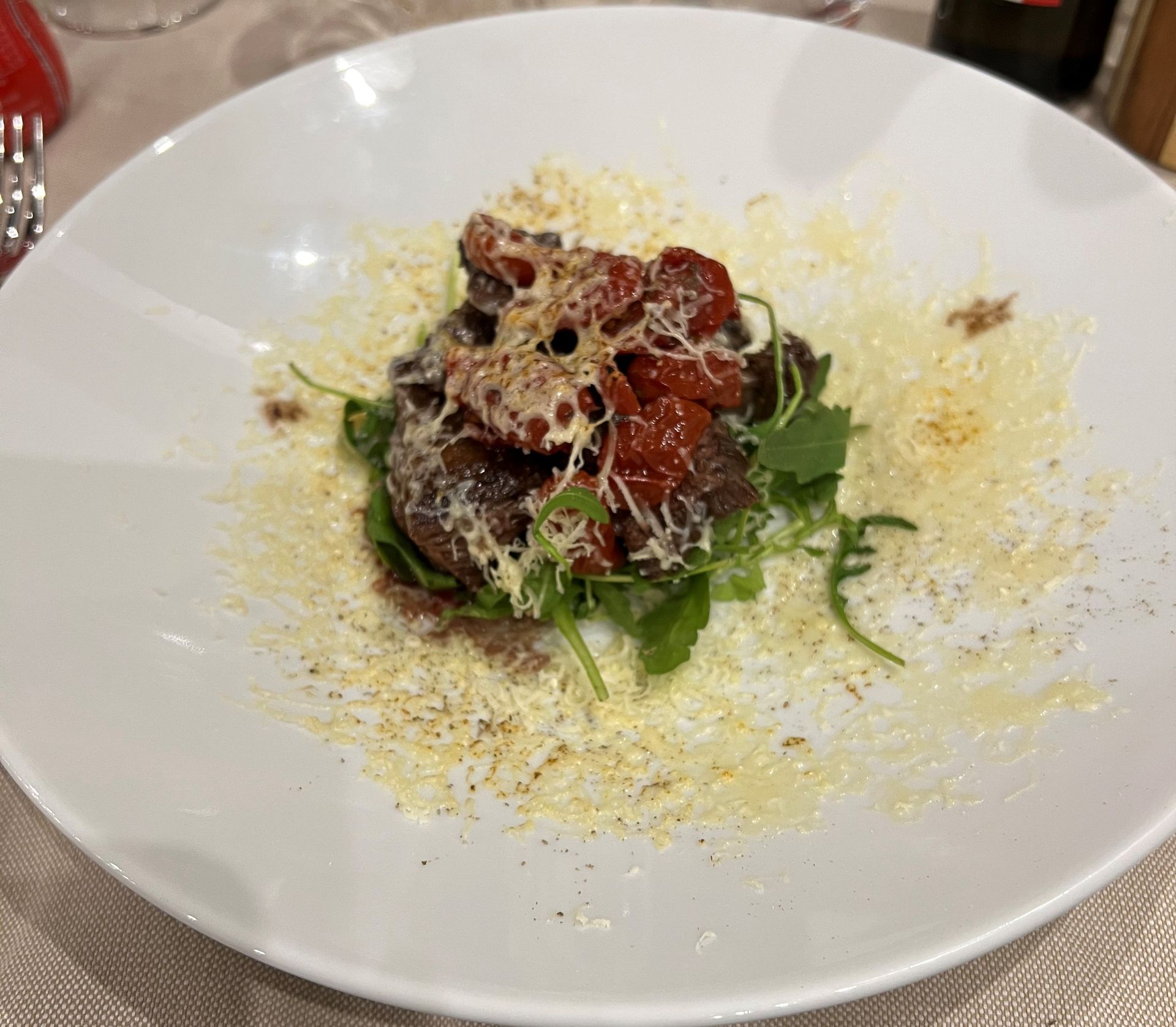 Un primo piano di un piatto di cibo su un tavolo.