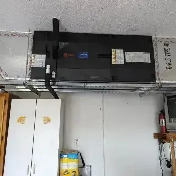 Hvac-Contractor-Bradenton-A ceiling mounted air conditioner with chinese writing on it
