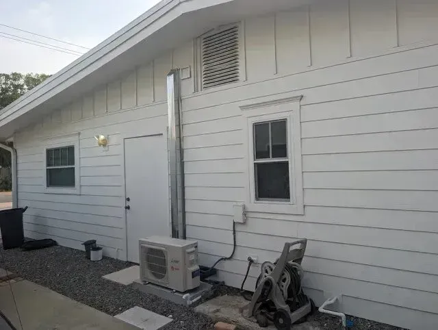 Hvac Contractor Bradenton - A white house with a small air conditioner on the side