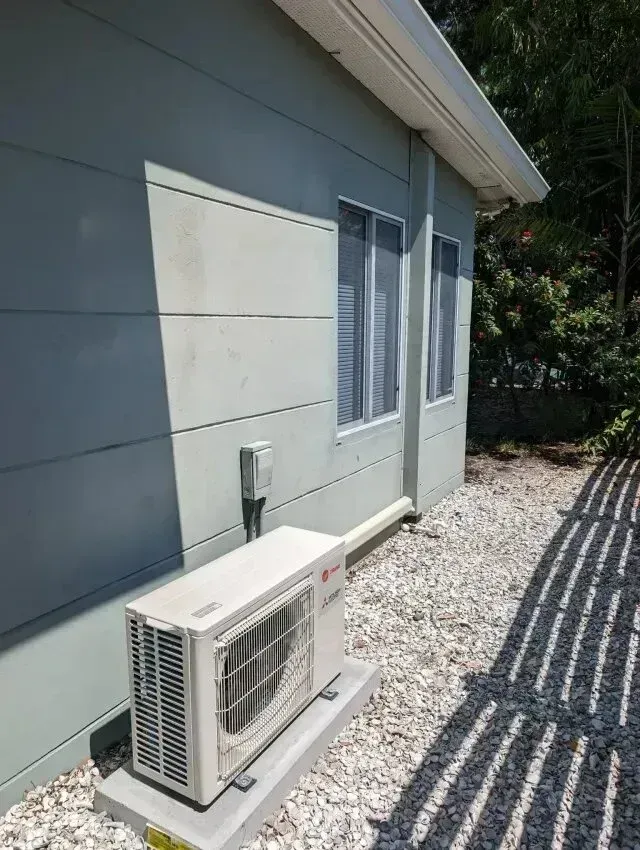 Hvac Contractor Bradenton - A white air conditioner is sitting outside of a house.