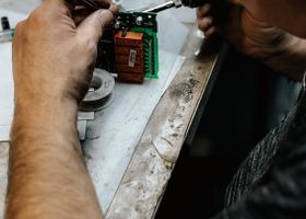 Reparación de carburador en taller automotriz de Bogotá