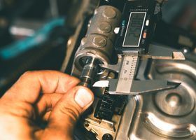 Daño en base de carburador revisado en taller automotriz de Bogotá