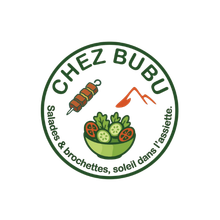 Logo du restaurant Chez Bubu : cercle vert avec du texte, des brochettes, de la salade et des montagnes.