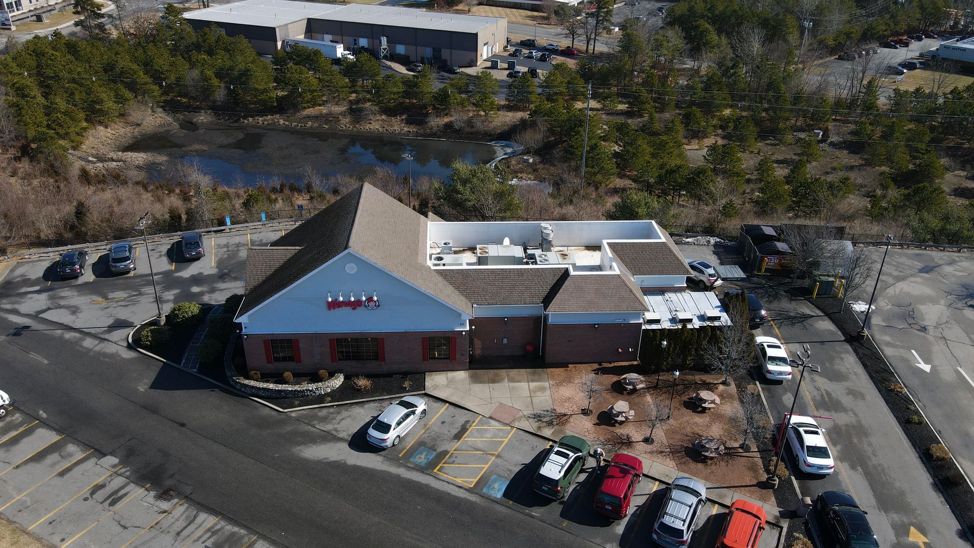 An aerial view of a restaurant with cars parked in front of it.