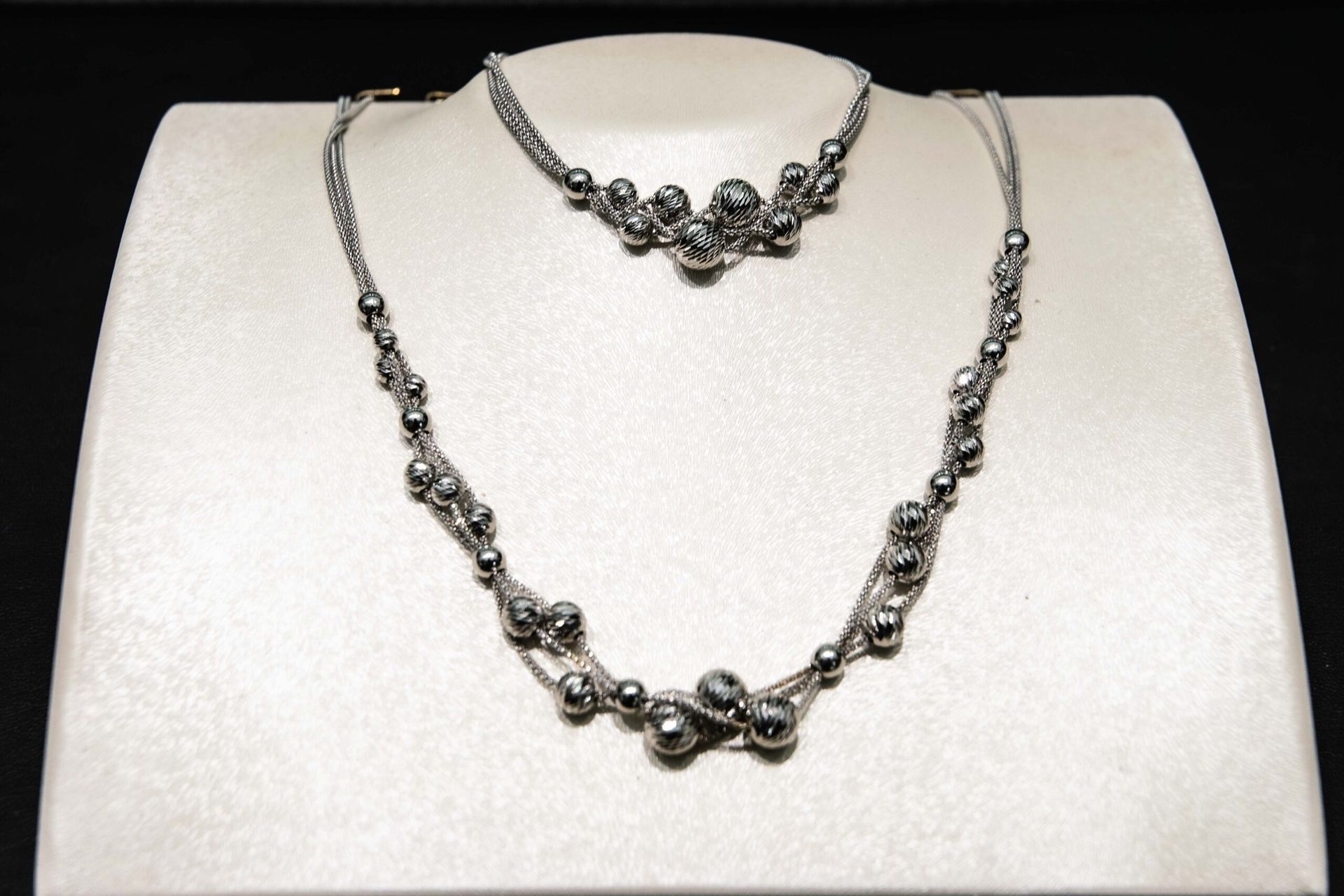 Una collana e un braccialetto d'argento