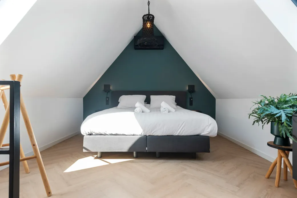 Slaapkamer met tweepersoonsbed in Résidence Beaufort, vakantiewoning in Zandvoort