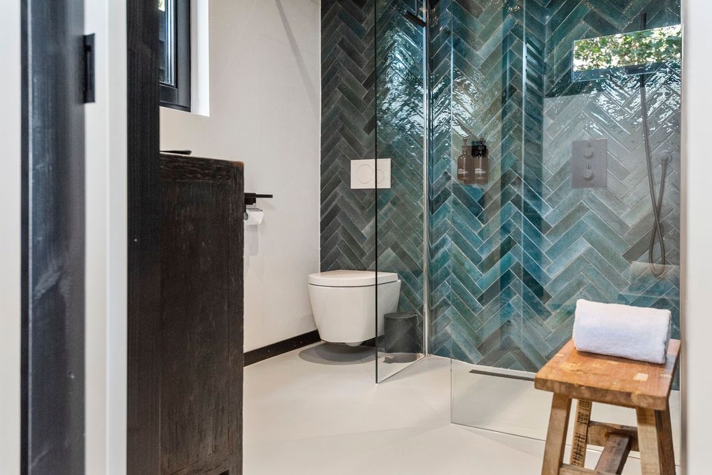 Moderne badkamer met inloopdouche in Résidence Beaufort, vakantiewoning in Zandvoort