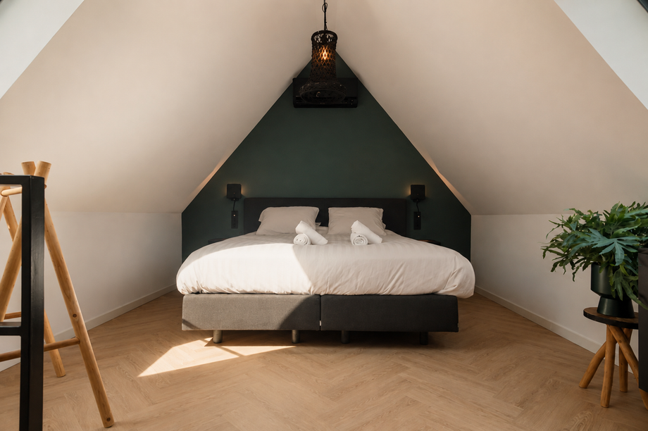 Slaapkamer met tweepersoonsbed in Résidence Beaufort, vakantiewoning in Zandvoort