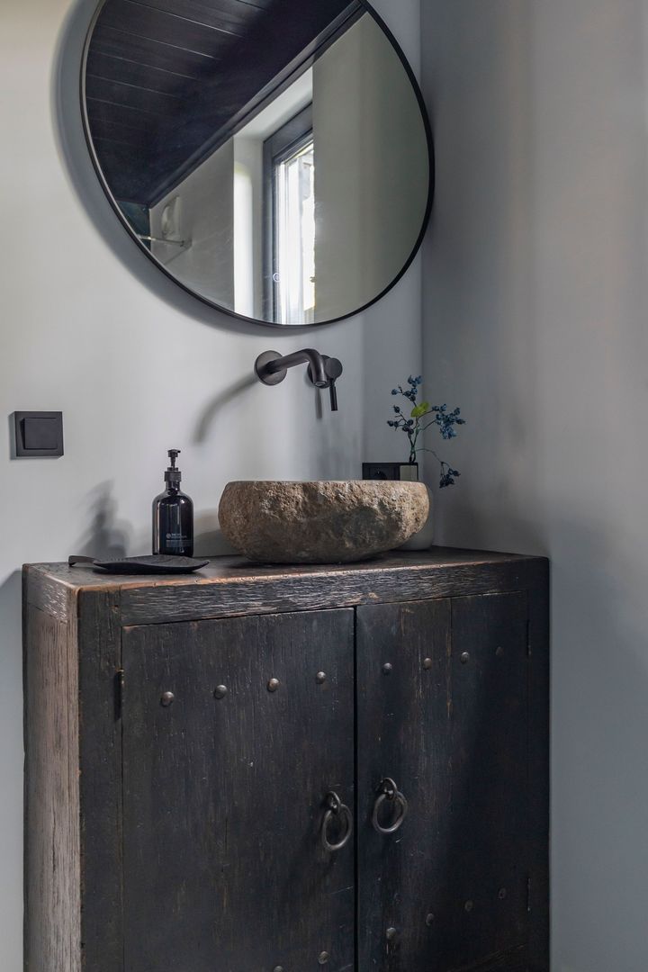 Badkamer met wastafel en spiegel in Résidence Beaufort, Zandvoort