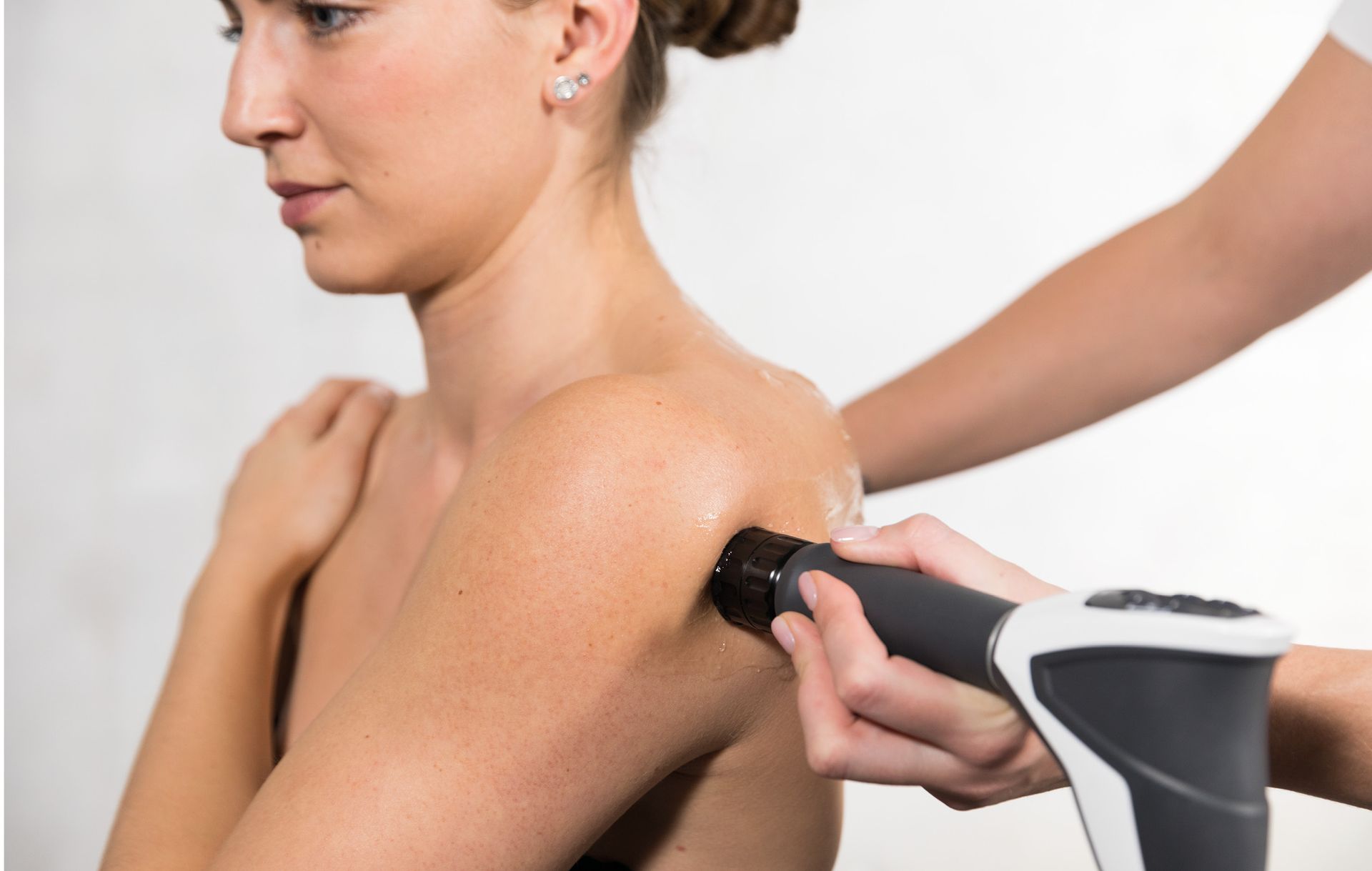 Bahrak from APEX Physiotherapy Derby treating shoulder pain with Shockwave Therapy