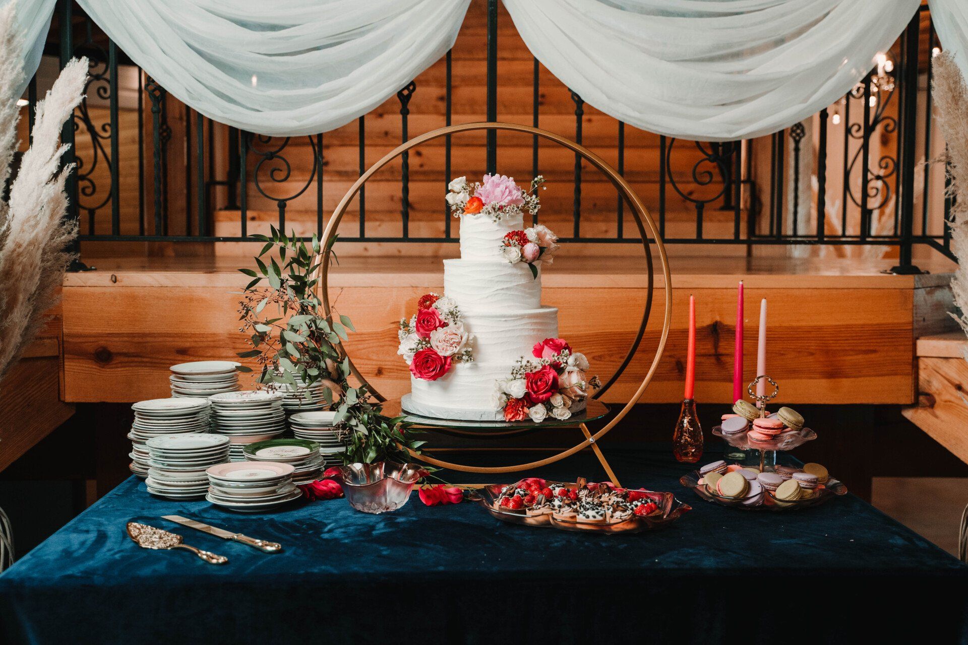 Wedding cake display at Howe Farms photographed by a Chattanooga Wedding Photographer