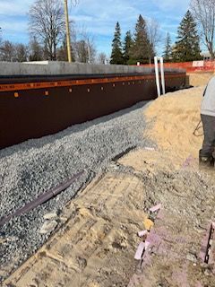Fondations partiellement construites avec gravier et charpente métallique sur un chantier de construction