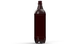 Filas de botellas de cerveza de vidrio oscuro en estantes metálicos en una fábrica de cerveza o planta embotelladora.