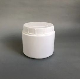 Seis botellas con dosificador, blancas y transparentes, dispuestas sobre un fondo blanco.