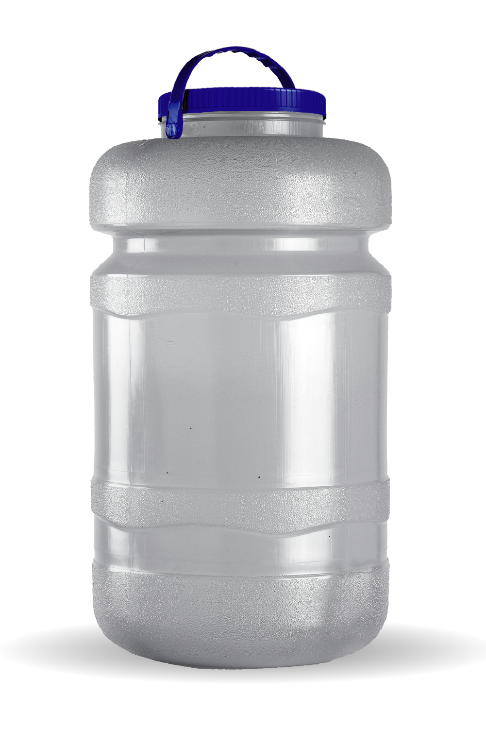 Jarra de agua de plástico transparente con asa azul sobre fondo blanco