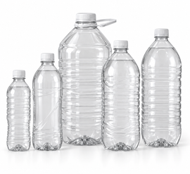 Cuatro botellas de agua de plástico transparente de tamaños crecientes, colocadas sobre un fondo blanco.