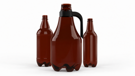 Filas de botellas de cerveza de vidrio oscuro en estantes metálicos en una fábrica de cerveza o planta embotelladora.