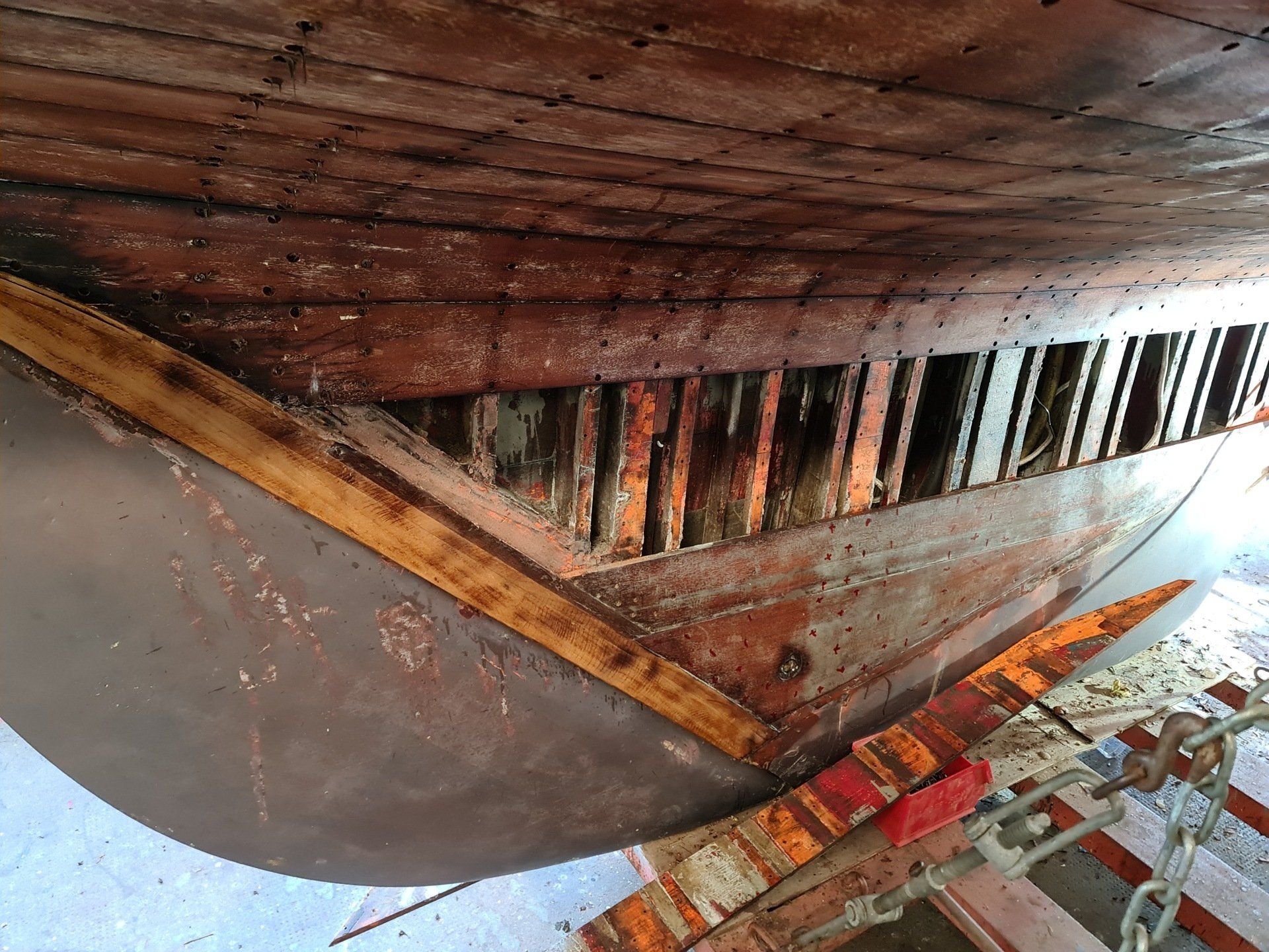 chantier naval balmer morges travaux sur côté du bateau