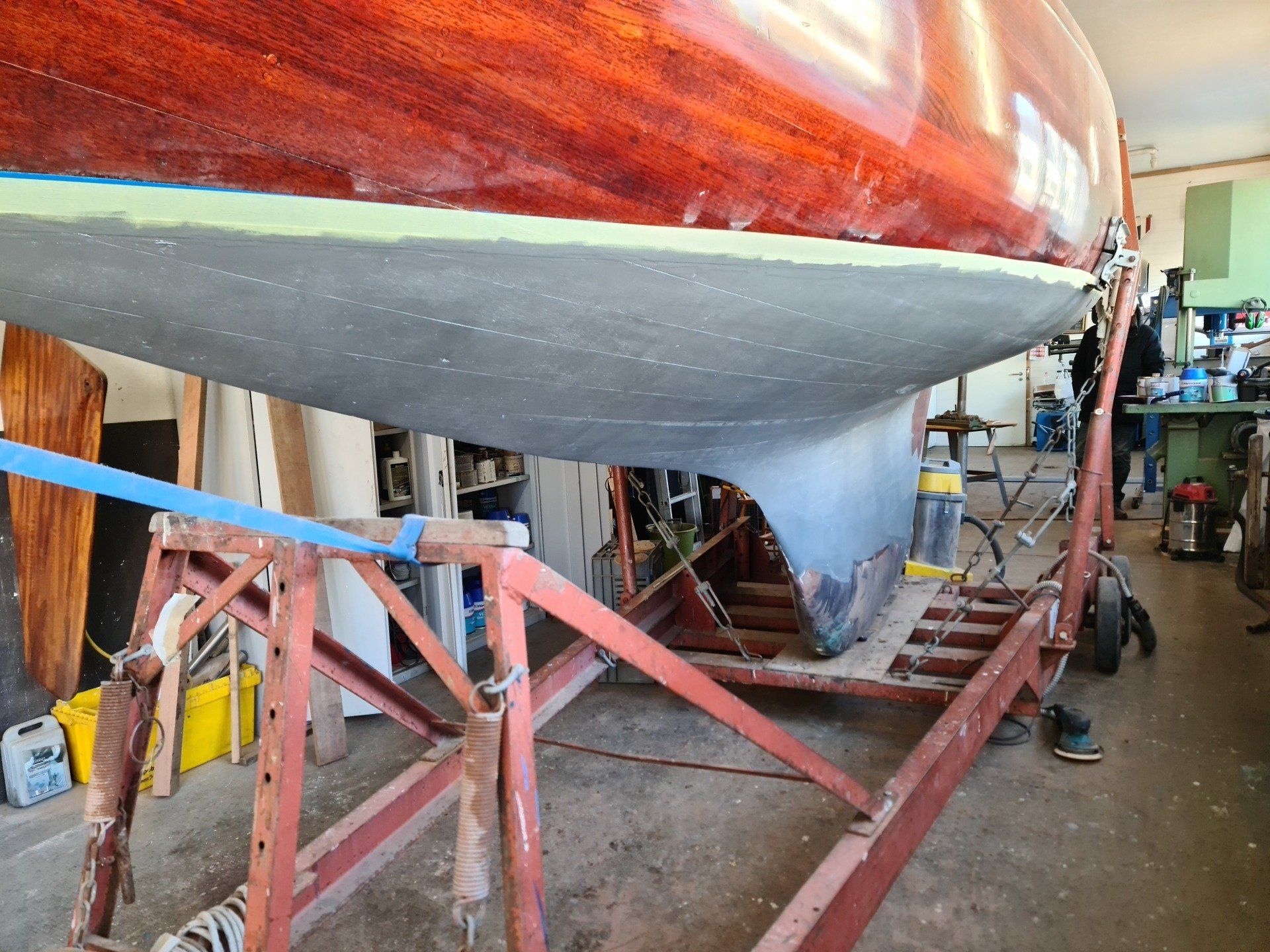 chantier naval balmer travail sur bateau rouge en bois