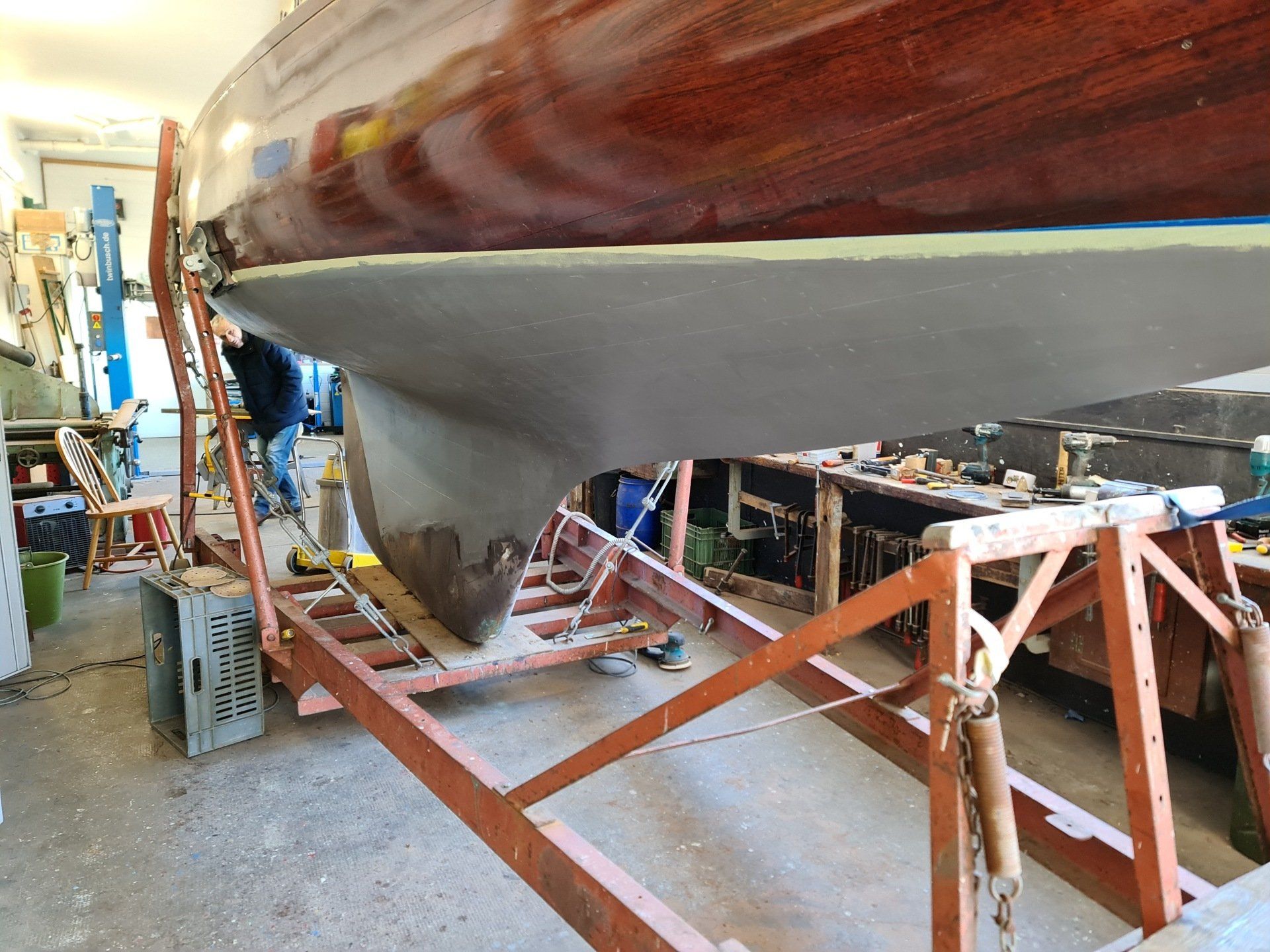 chantier naval balmer travail sur bateau rouge