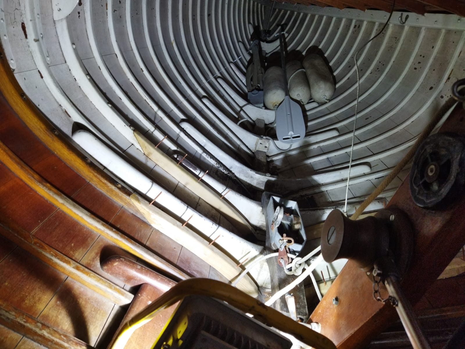 chantier naval balmer travail sur structure de bateau