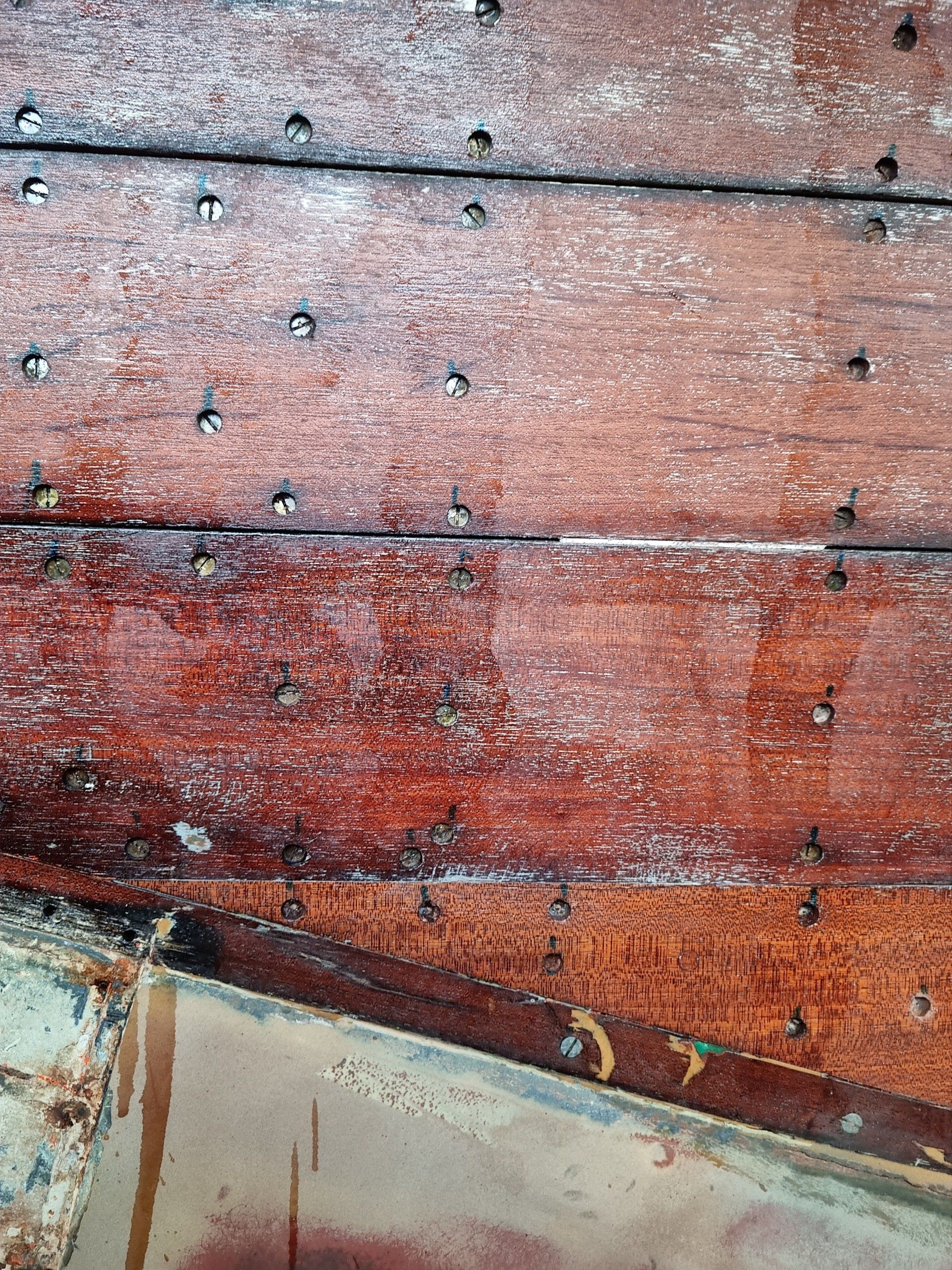chantier naval balmer morges zoom sur bateau en bois