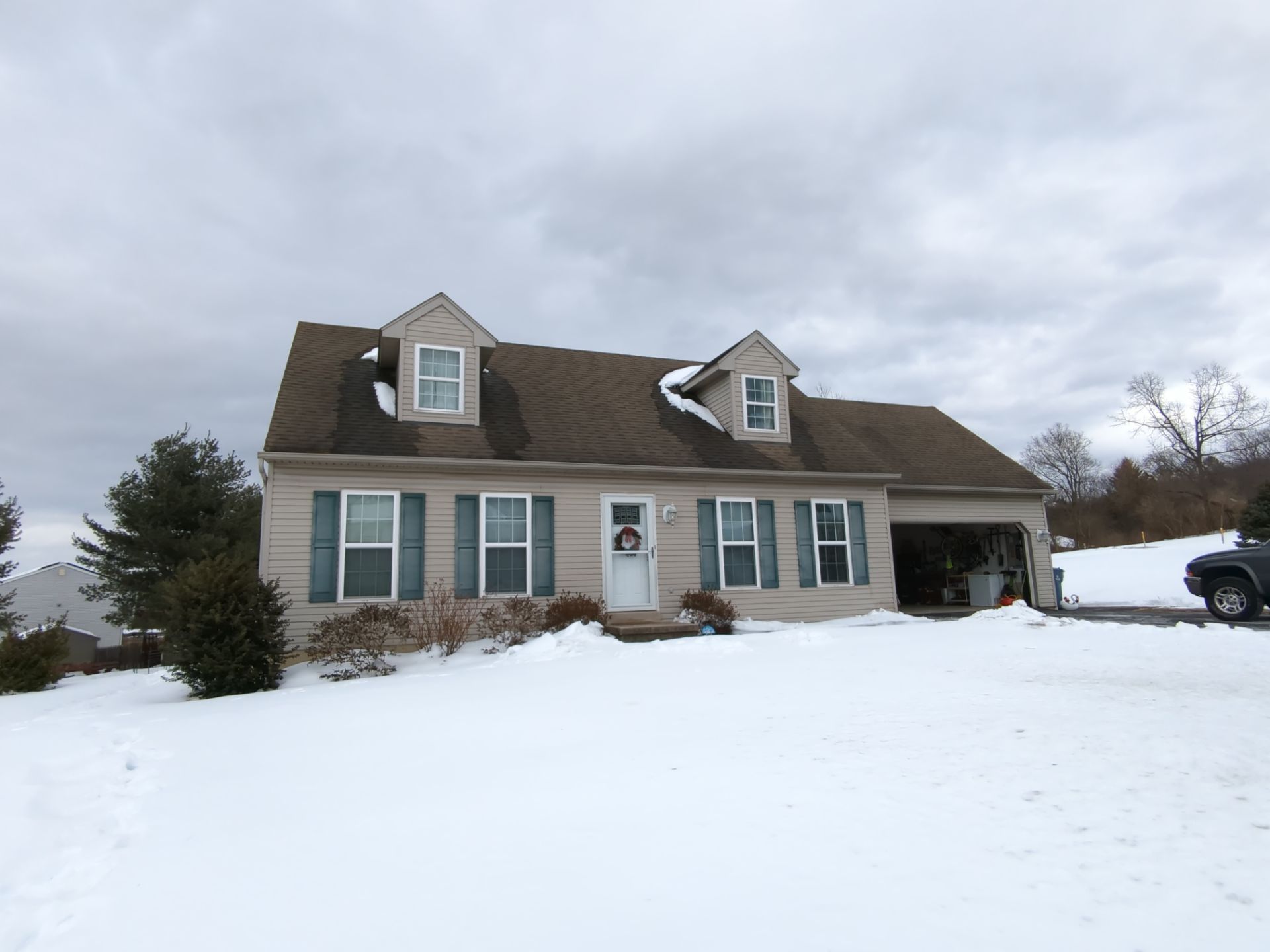 New architectural asphalt shingle roof installed on a home on Albert Drive in Sinking Spring, PA by Joyland Roofing.