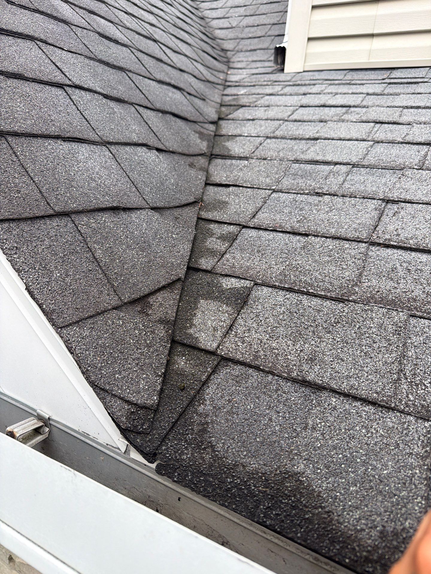 Roof repair completed around a roof valley on Fencepost Lane in Palmyra, PA.