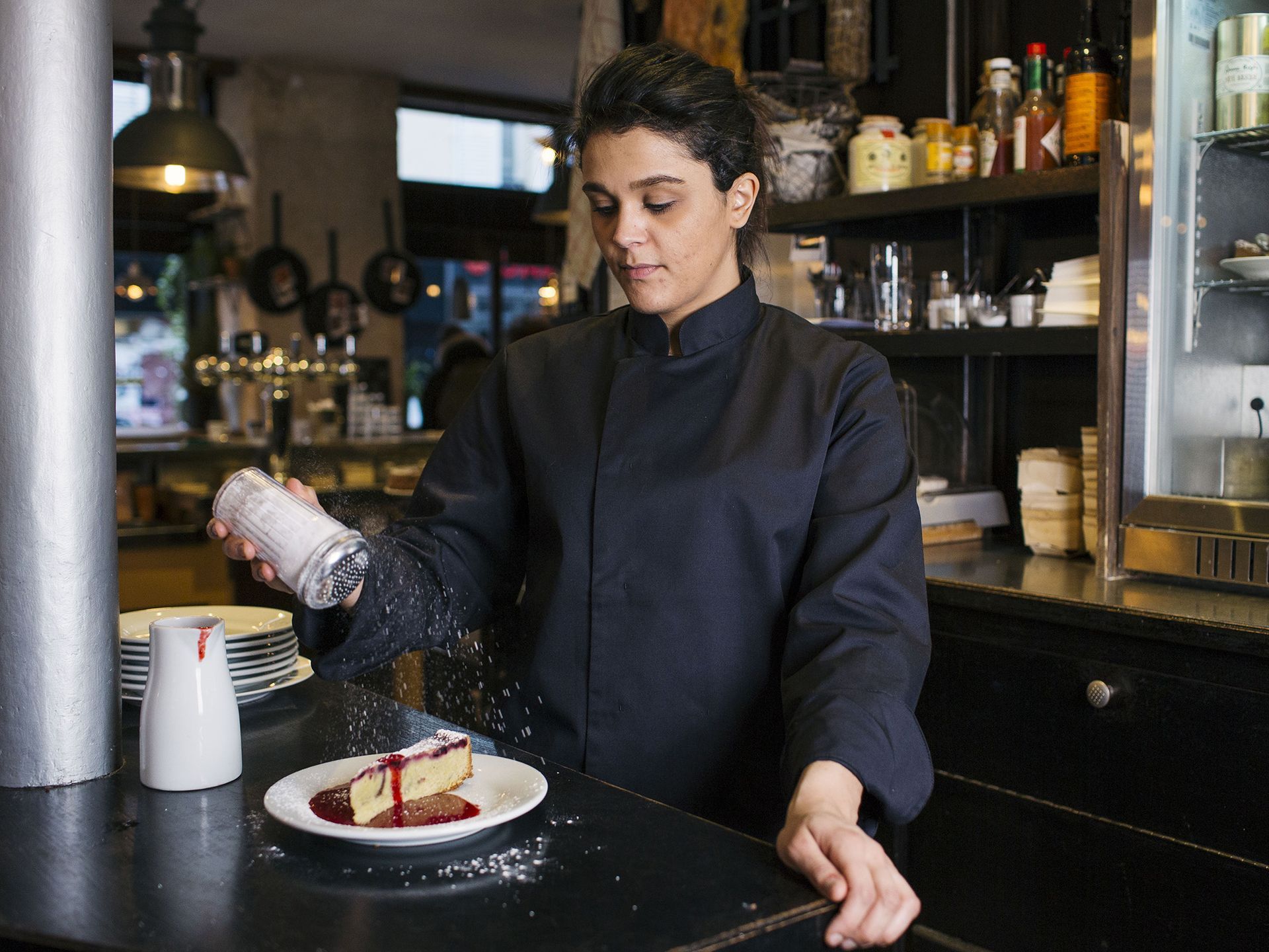 Professionisti con abbigliamento da lavoro e dispositivi di protezione individuale gestiti da ELIS