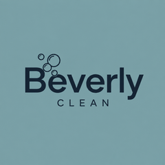 Un letrero de neón que dice Beverly Clean con burbujas alrededor.