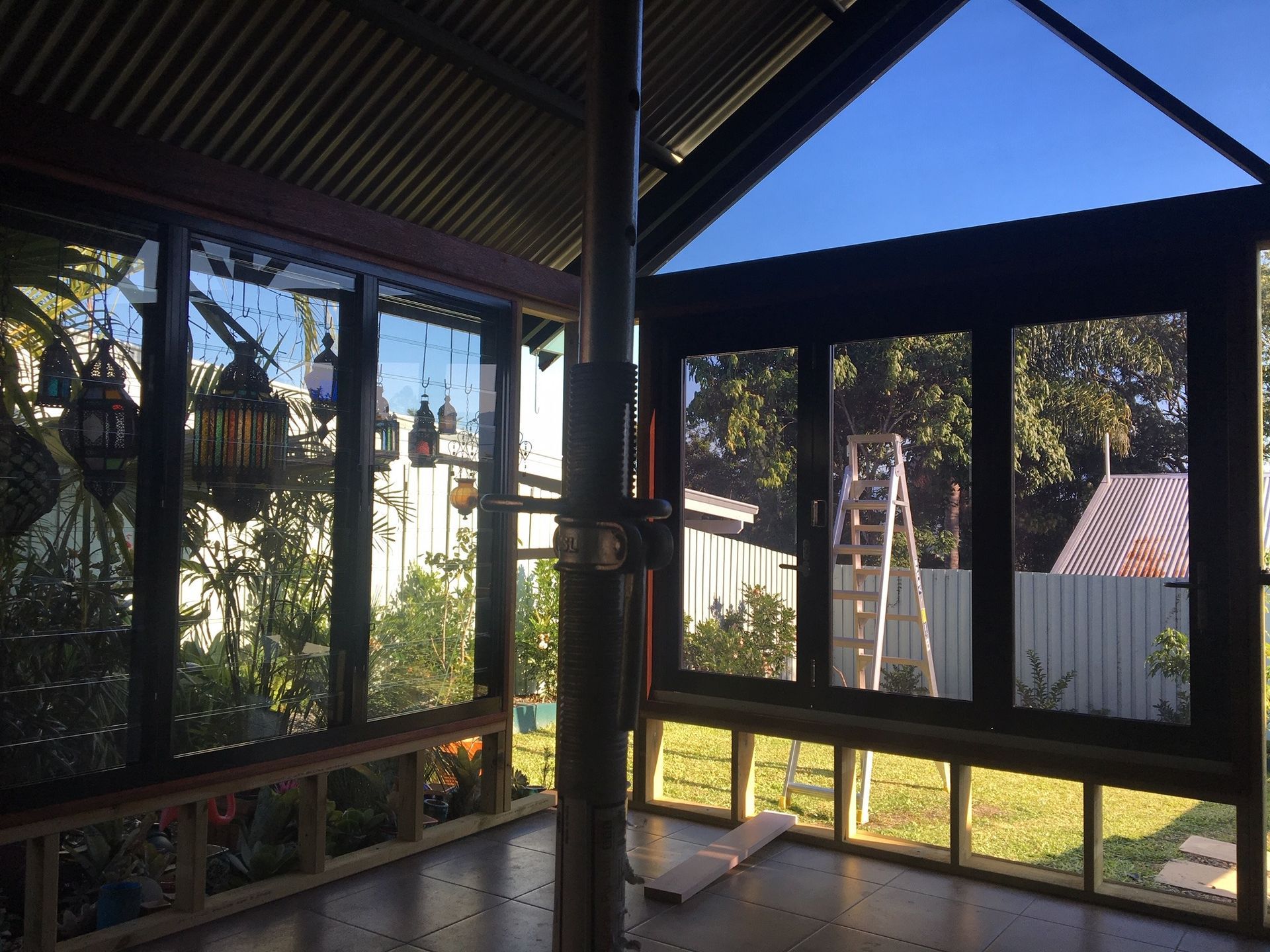 Screened-in Porch With Windows, a Central Pole, and a View of a Yard — Datco Windows & Doors Pty Ltd In South Murwillumbah, NSW