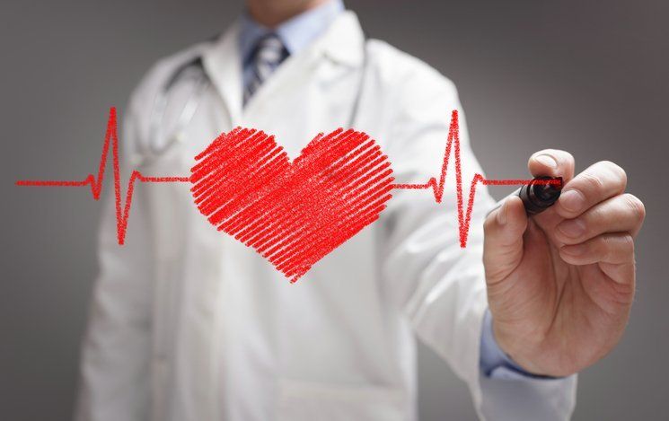 Un medico sta disegnando un cuore con un pennarello su uno schermo.