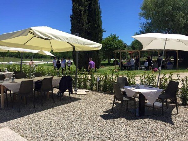 tavoli all'aperto