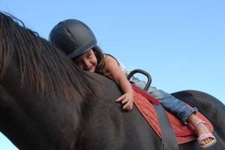 bambina abbraccia cavallo