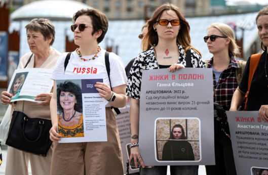Le 19 juin 2025, des femmes ukrainiennes manifestent contre la répression russe