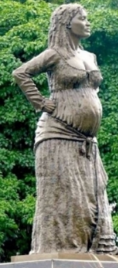 Une statue de la mulâtresse Solitude est érigée sur le boulevard des Héros aux Abymes en Guadeloupe. Elle est l’œuvre du sculpteur guadeloupéen Jacky