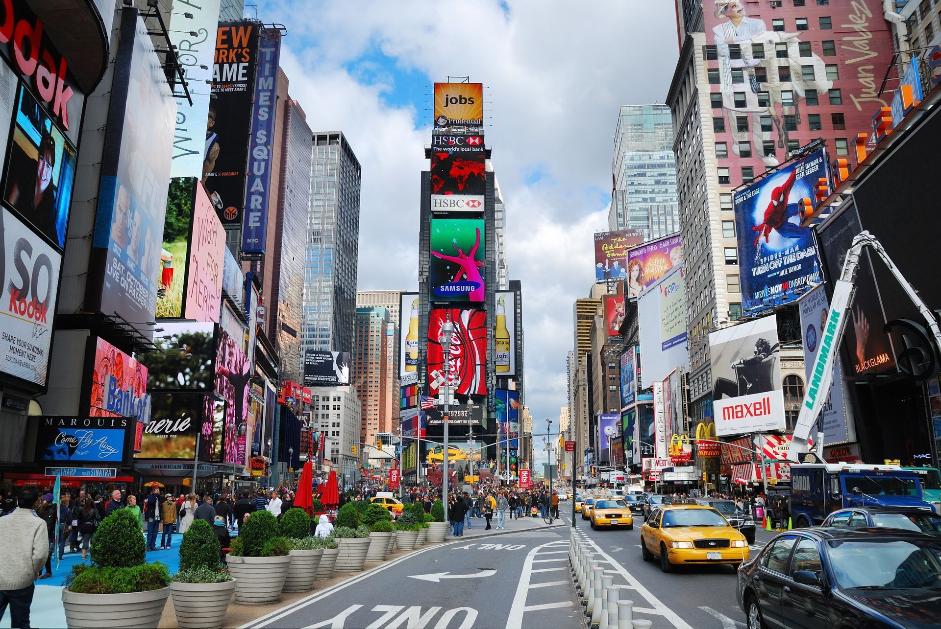 Times Square in New York City met felle reclameborden, gele taxi's en voetgangers.